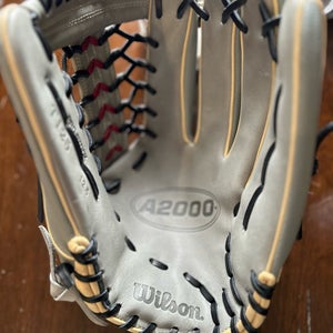 New Right Hand Throw Wilson Outfield A2000 Softball Glove 12.5"