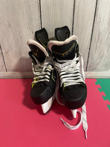 Used CCM Extra Wide Width Size 8.5 Hockey Skates