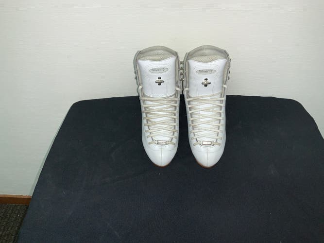 New Riedell 875 Silver Figure Skates Size 4.5 BOOTS ONLY