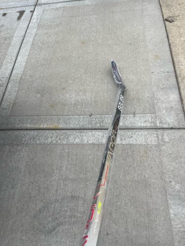 Senior New Left Hand Bauer Vapor Hyperlite Hockey Stick P28