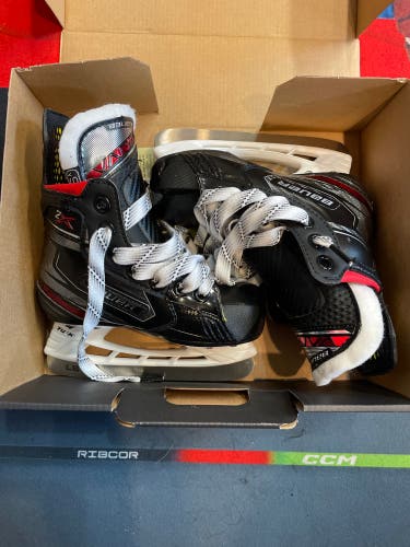 New Youth Bauer Regular Width Size 9 Vapor 2X Hockey Skates