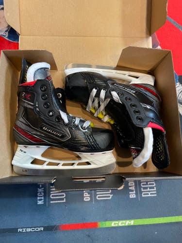New Youth Bauer Regular Width  Size 12 Vapor 2X Hockey Skates