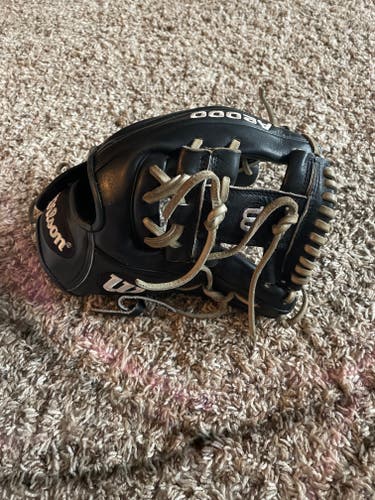 Used Wilson Right Hand Throw Infield A2000 Baseball Glove 11.5"