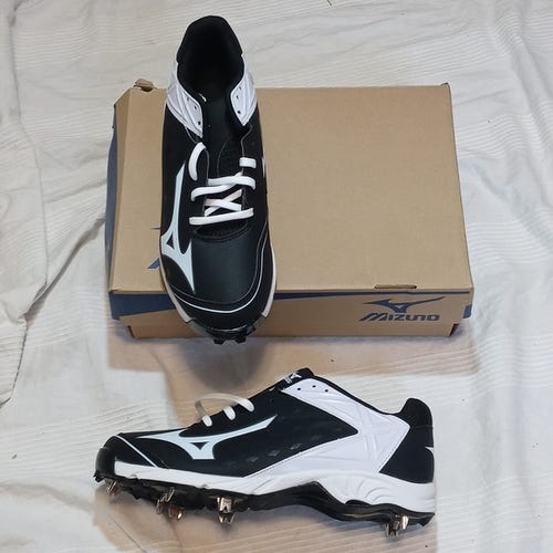 NEW MIZUNO BASEBALL CLEATS MENS 11.5 9-SPIKE ADV. SWAGGER LOW 2 METAL SPIKES