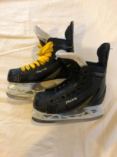 Used Youth CCM Tacks 4052 Hockey Skates (Regular) - Size: 13.5