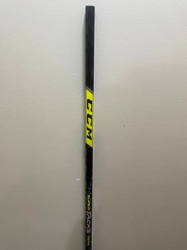 Senior Left Hand P28  Super Tacks Team Hockey Stick