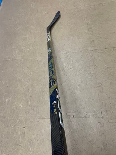Senior Right Handed P28  Super Tacks AS-V PRO Hockey Stick
