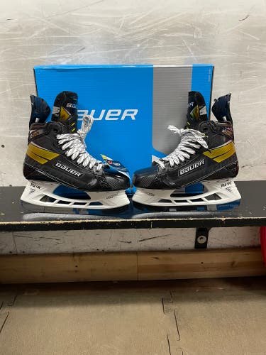 New Bauer Regular Width  Size 9.5 Supreme UltraSonic Hockey Skates