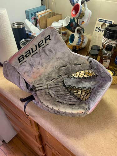 Used Regular Bauer Supreme 1S Glove - Senior