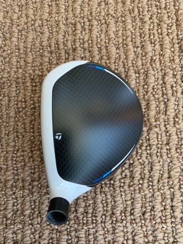 Men's Right Handed 15 Loft Sim2 titanium Fairway Wood