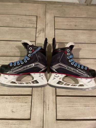 Used Bauer Regular Width Size 2 Vapor X500 Hockey Skates