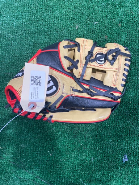 Used Wilson A550 Right Hand Throw Outfield Baseball Glove 11"