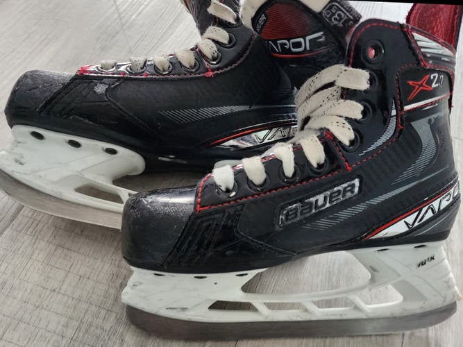 Youth Used Bauer Vapor X2.7 Hockey Skates Size 1.5