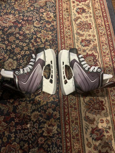 New Bauer Size 2 Vapor x50 Hockey Skates