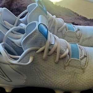 White Youth Used Kids Molded Cleats New Balance Low Top Freeze
