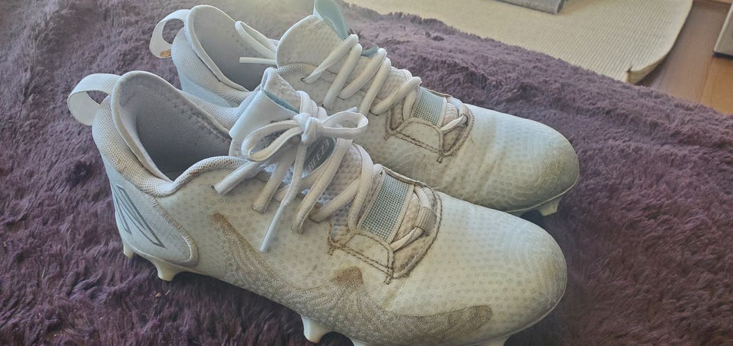 White Youth Youth 4 1/2 Used Molded Cleats New Balance Low Top Freeze