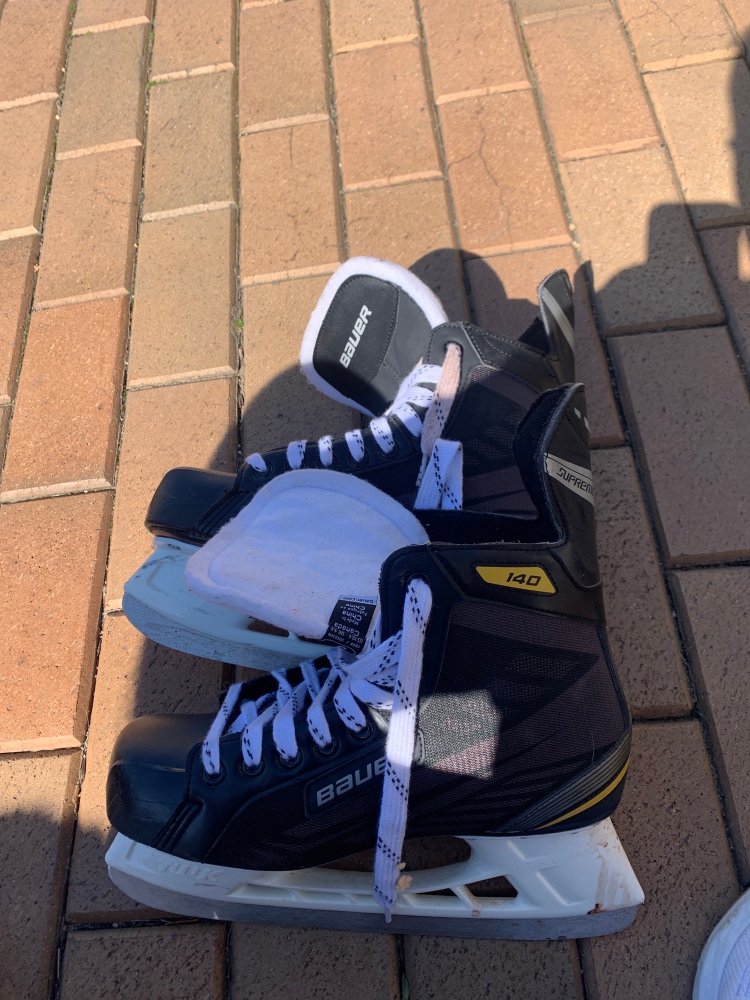 Used Bauer Regular Width  Size 10.5 Supreme Hockey Skates