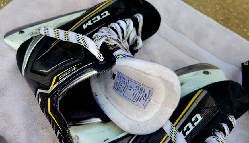 Youth Used CCM Tacks 9040 Hockey Skates Regular Width Size 5.5