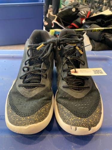 Black Used Men's 9.0 Under Armour Basketball Shoes