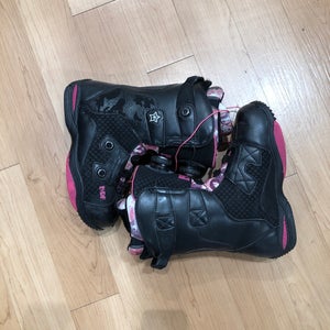 Used Women's Men's 6.5 (W 7.5) Ride Ride x Tokidoki Sash BOA Snowboard Boots