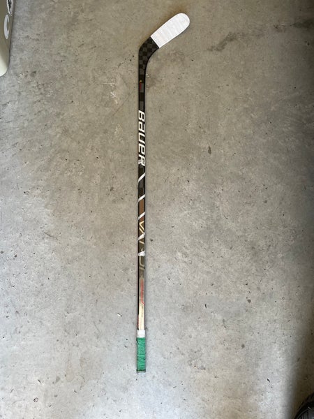 Junior Used Right Handed Bauer Vapor Hyperlite Hockey Stick P88