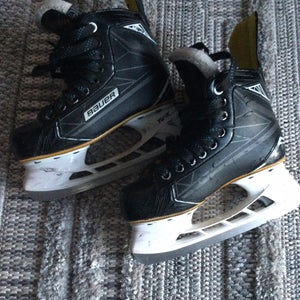 Used Bauer Regular Width Size 3 Supreme 160 Hockey Skates