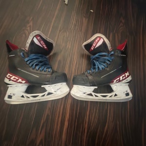 Intermediate Used CCM JetSpeed FT475 skates