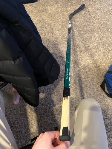 Used Right Handed   Vapor Hyperlite Hockey Stick