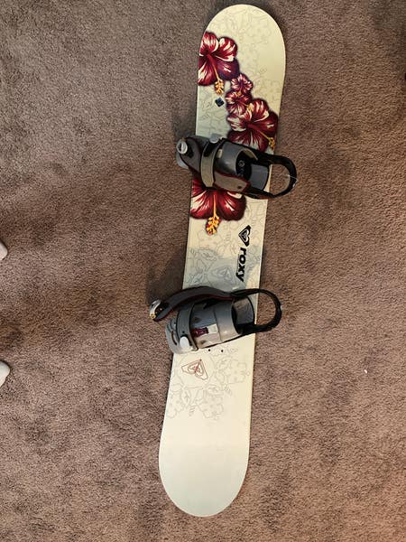 スノーボード ROXY 151 - 155 cm Roxy Snowboard with Bindings | SidelineSwap