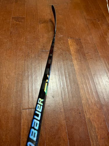 *New* Pro Stock Right Handed P28M Nexus Sync Hockey Stick