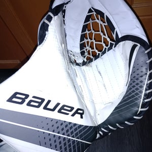 Used Bauer Regular 1x glove. New condition