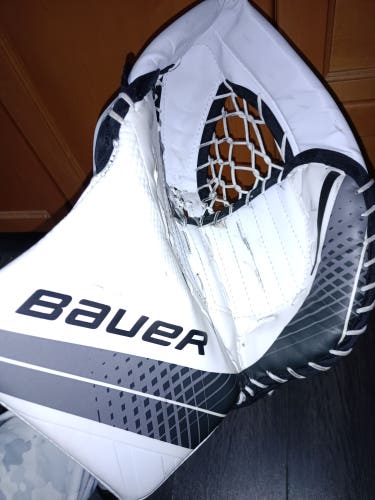 Used Bauer Regular 1x glove. New condition
