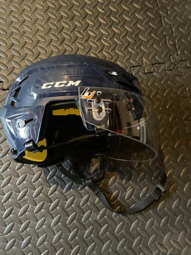New Medium CCM Tacks 210 Helmet