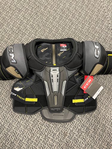 CCM Classic Plus Senior Large shoulder pads