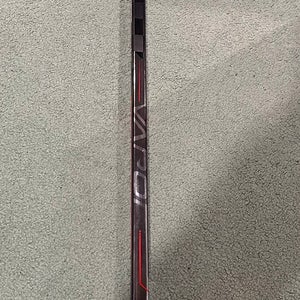 New Intermediate Right Handed P28 Vapor Hyperlite Hockey Stick