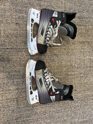 Used Bauer Regular Width Size 4.5 Vapor Hockey Skates