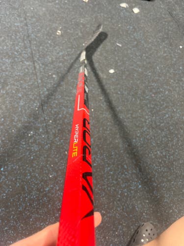 Senior Right Handed P28M Pro Stock Vapor Hyperlite Hockey Stick