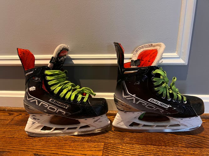 Intermediate Used Bauer Vapor X3.7 Hockey Skates Regular Width Size 6.5