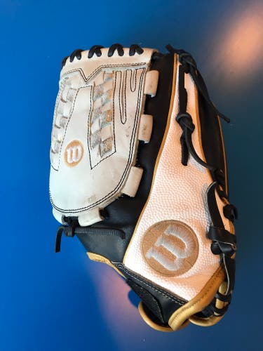 Wilson A2000 Fastpitch Softball Glove 12.5 inch