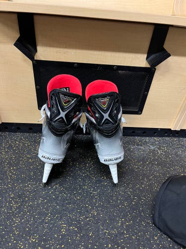 New Bauer Size 7 Vapor Hyperlite Hockey Skates