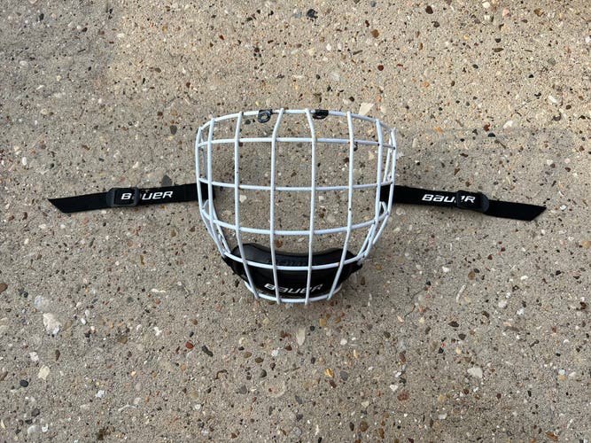 D3-1 Used White Small Bauer Full Hockey Cage Senior OA4