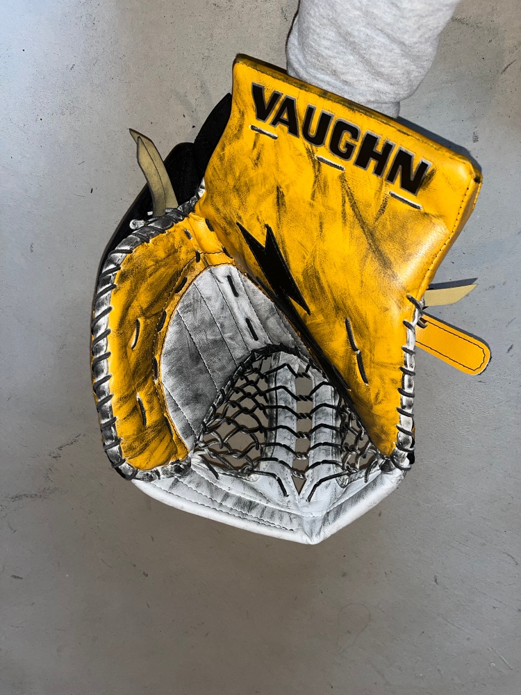 Used Vaughn Velocity VE8 Pro Carbon Custom Glove
