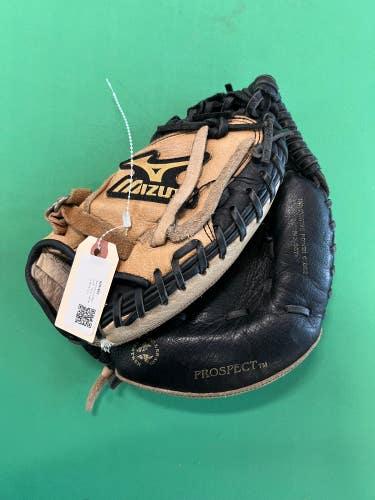 Used Mizuno Right Hand Throw Catcher's Glove 32.5"