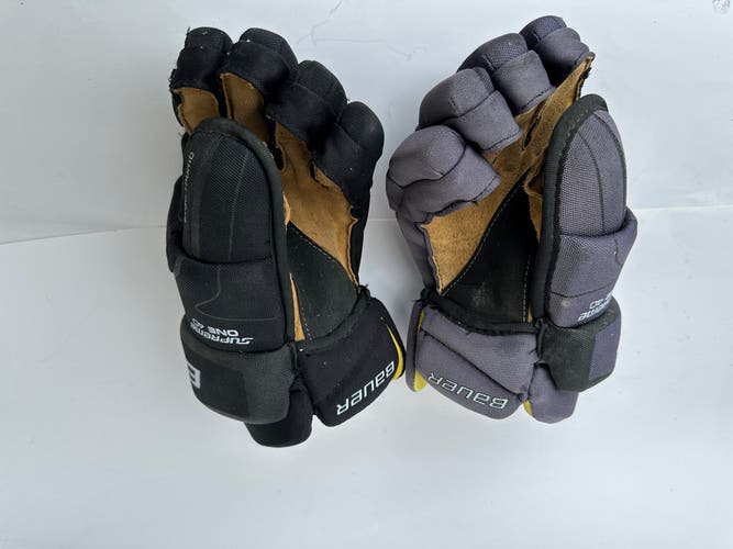 Used Bauer  Junior 4 Roll Gloves