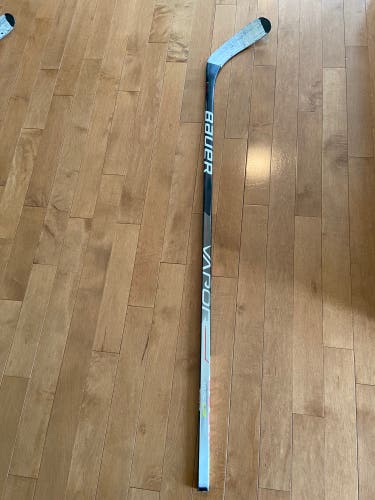 Intermediate Right Handed P92 Pro Stock Vapor Hyperlite Hockey Stick
