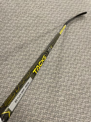 CCM Tacks AS-V 85 flex P90TM Curve left hand stick