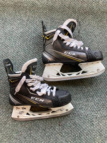 Used Senior CCM Tacks 9070 Hockey Skates D&R (Regular) 7.0