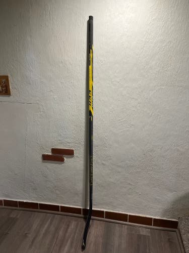 Senior Right Handed Mid Pattern  Tacks 3052 Hockey Stick