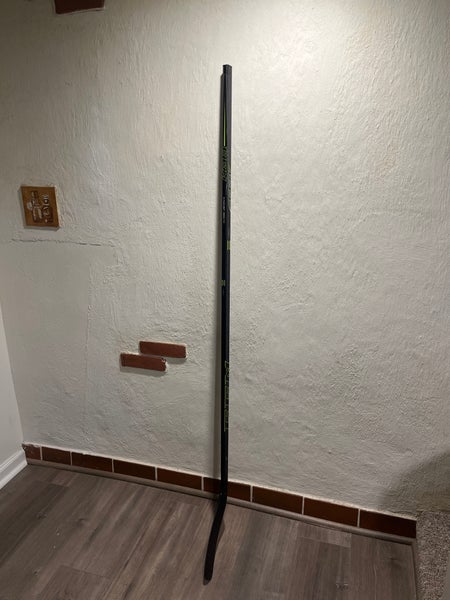 Senior Right Handed Mid Pattern RibCor 46K Hockey Stick