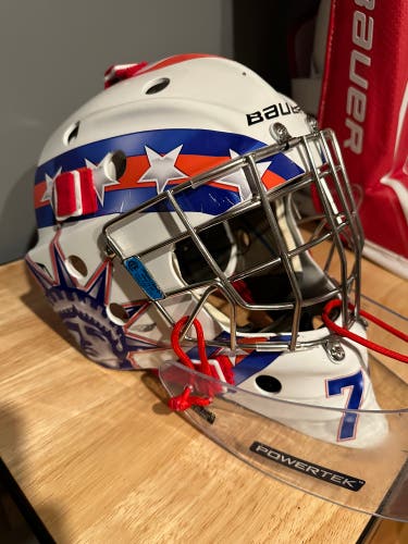 Used Bauer  950X Goalie Mask (medium)